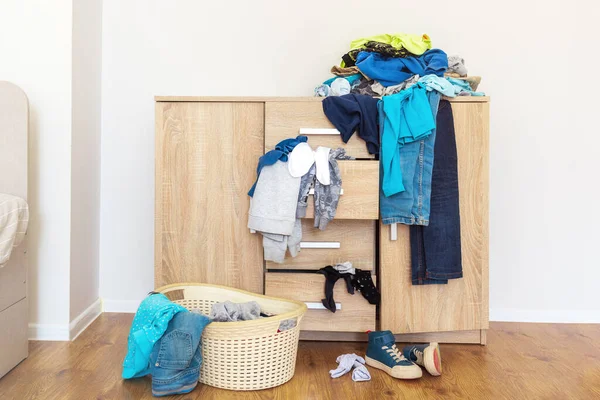 Ahşap Çekmeceler Dolusu Çekmeceler Dökülen Giysiler Dağınık Eşyalar Çamaşırhaneye Çamaşırhaneye — Stok fotoğraf