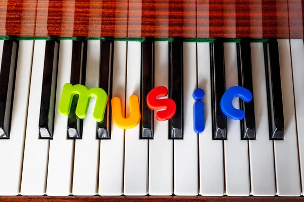 Close Palavra Música Colocado Piano Feito Letras Plásticas Coloridas Conceito — Fotografia de Stock