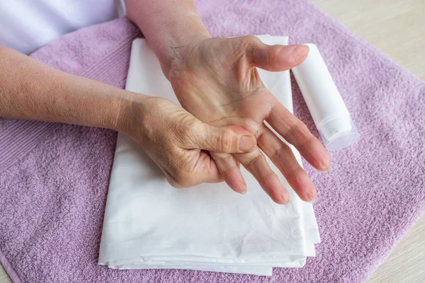 Kişisel sağlık ve alternatif tıp için el masajı. Eklem iltihabı, eklem iltihabı gibi hastalıkların önlenmesi. Eklemler için sıcak merhem. cilt sorunlarının tedavisi, yakın plan, kopyala-yapıştır