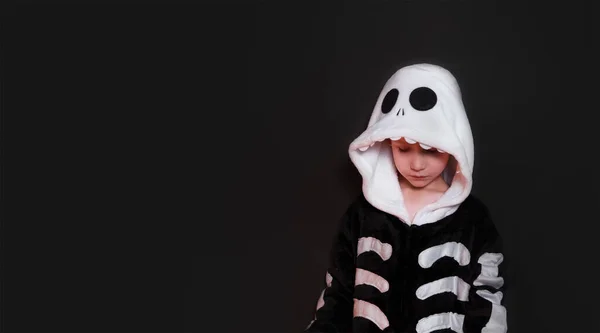 Halloween Pequeño Niño Alegre Con Disfraz Esqueleto Felpa Niño Ríe — Foto de Stock