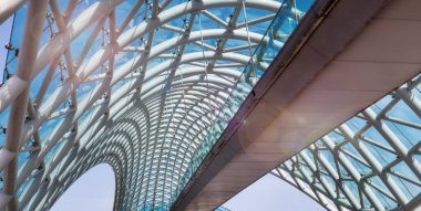 Barış Köprüsü, Rike Parkı 'nı Tiflis' in merkezindeki eski bir kasabaya bağlayan, Kura Nehri üzerinde sayısız LED ile aydınlatılmış çelik ve cam bir köprü..