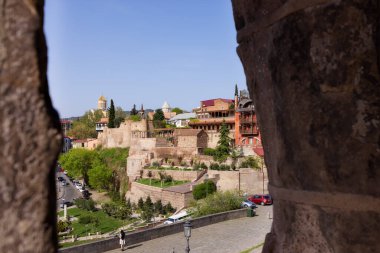 Şehir manzarası, eski şehir Tiflis 'in kalın taş duvarların ardındaki alışılmadık manzarası. Güneşli, yaz günü, şehir merkezi, ünlü manzara