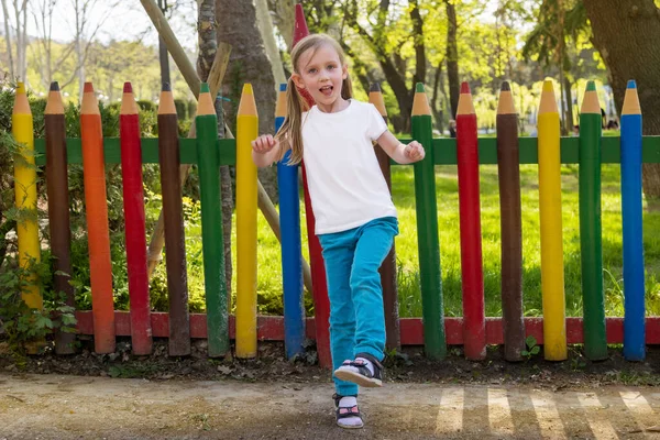 Mock Van Kinderen Zomerkleding Sportkleding Uniformen Klein Meisje Een Wit — Stockfoto