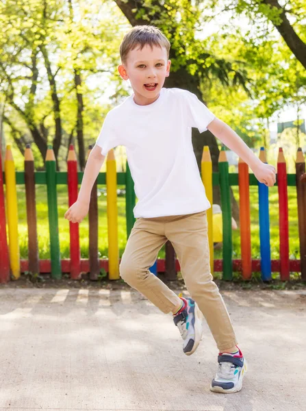 Mockup Sjabloon Voor Kinderkleding Sportkleding Uniformen Een Kleine Vrolijke Jongen — Stockfoto