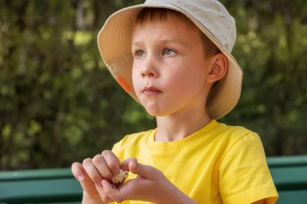 Närbild Porträtt Europeisk Pojke Som Äter Popcorn Parken Begreppet Hungrigt — Stockfoto