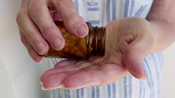 Пожилая Больная Женщина Держит Руке Таблетки Наливает Капсулы Бутылки Лекарствами — стоковое видео