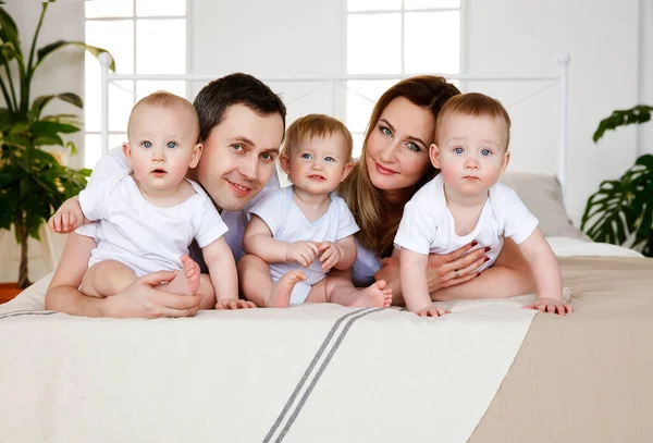 Primer Plano Retrato Familiar Dormitorio Gran Familia Con Trillizos Cama —  Fotos de Stock