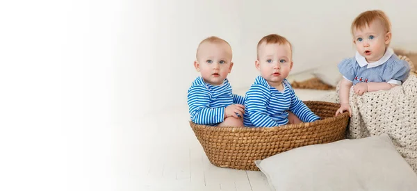 Drie Kleine Baby Twee Jongens Een Meisje Marine Kostuums Drieling — Stockfoto