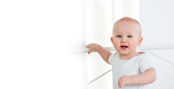 Παιδί Ευρωπαίος Λευκό Μπλουζάκι Αντίγραφο Χώρου Λευκό Φόντο Παιδί Χαρούμενο — Φωτογραφία Αρχείου