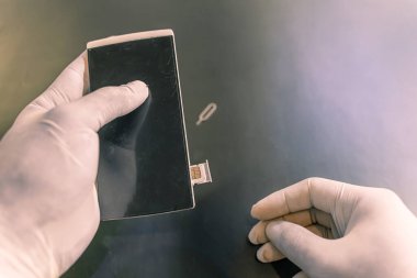 Adamın eli lastik korumalı, personelin SIM kartı değiştirmesi müşterilerin alabileceği bir mağazada seyahat simülasyonu satması, Coronavirus enfeksiyonunu önlemek için 4K ölçü - 19.