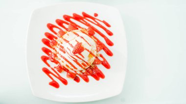 Beyaz arka planda taze süslenmiş pasta. Phuket Tayland 'daki Kafeler.