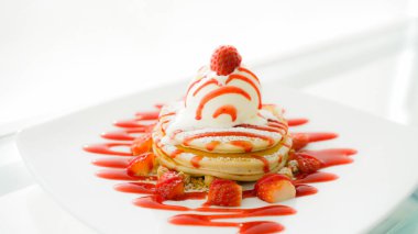 Beyaz arka planda taze süslenmiş pasta. Phuket Tayland 'daki Kafeler.