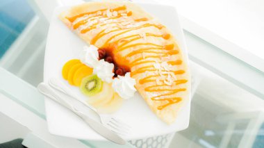 Beyaz arka planda taze süslenmiş pasta. Phuket Tayland 'daki Kafeler.