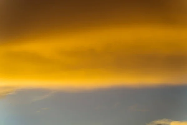 夕阳西下 五彩斑斓的天空笼罩着白云 — 图库照片