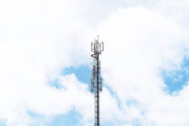 Telekomünikasyon direği TV antenleri öğleden sonra tepede, mavi gökyüzünde Phuket Tayland 'da bulutlar parlıyor..