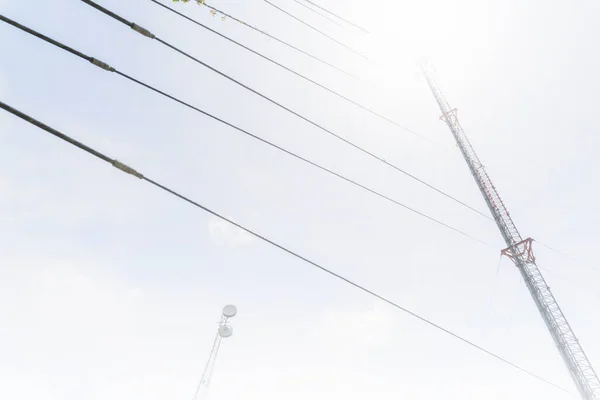 Telecomunicações Mastro Antenas Tarde Céu Azul Colina Com Nuvem Brilhante — Fotografia de Stock