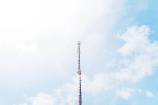 Antena Tiang Telekomunikasi Sore Hari Atas Bukit Langit Biru Dengan — Stok Foto