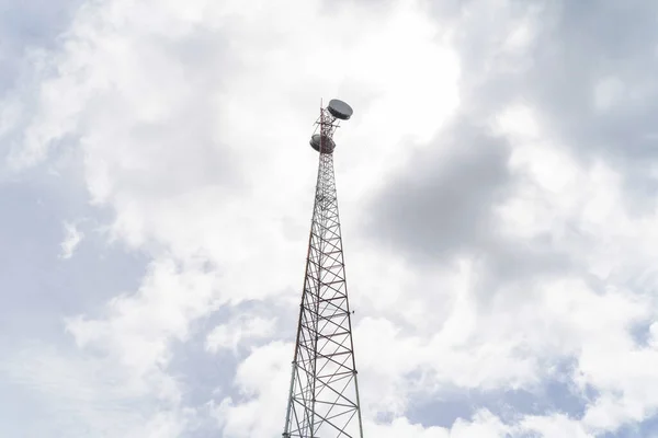 Távközlési Árboc Antennák Délután Dombon Kék Felhő Fényes Phuket Thaiföldön — Stock Fotó