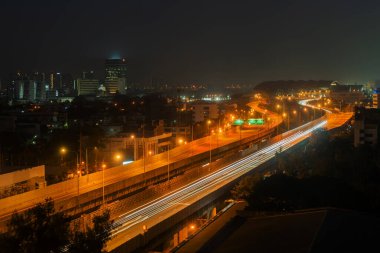 Bangkok 'ta Bangkok' un merkez iş bölgesinde Sathorn Yolu 'nda ışıklı yollar var. Gün batımında Bangkok
