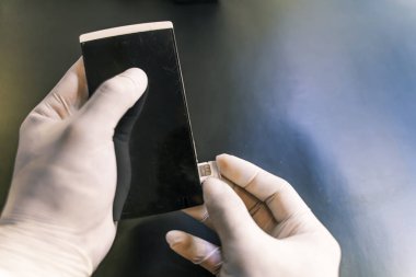 Adamın eli lastik korumalı, personelin SIM kartı değiştirmesi müşterilerin alabileceği bir mağazada seyahat simülasyonu satması, Coronavirus enfeksiyonunu önlemek için 4K ölçü - 19.