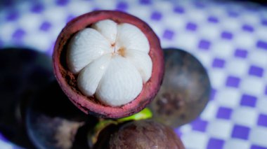Bahçeden taze olgun mangosteen meyvesi. Tayland 'ın doğal arkaplanı.