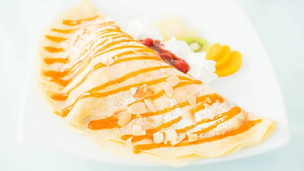 Торт Прикрашений Свіжим Білим Фоном Кафе Пхукет Таїланд — стокове фото