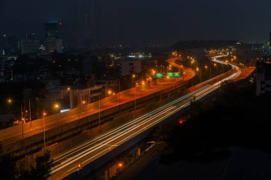 Bangkok 'ta Bangkok' un merkez iş bölgesinde Sathorn Yolu 'nda ışıklı yollar var. Gün batımında Bangkok