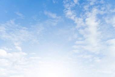 Tokyo 'da bulutlu mavi gökyüzü.