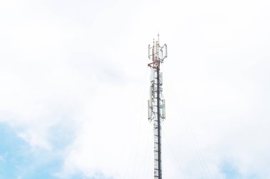 Telekomünikasyon direği TV antenleri öğleden sonra tepede, mavi gökyüzünde Phuket Tayland 'da bulutlar parlıyor..