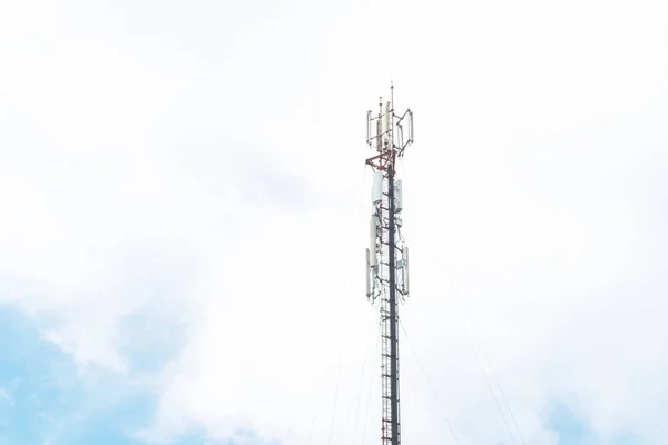 Τηλεπικοινωνιακό Κατάρτι Κεραίες Τηλεόρασης Απόγευμα Στο Λόφο Μπλε Ουρανό Σύννεφο — Φωτογραφία Αρχείου