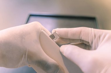 Adamın eli lastik korumalı, personelin SIM kartı değiştirmesi müşterilerin alabileceği bir mağazada seyahat simülasyonu satması, Coronavirus enfeksiyonunu önlemek için 4K ölçü - 19.