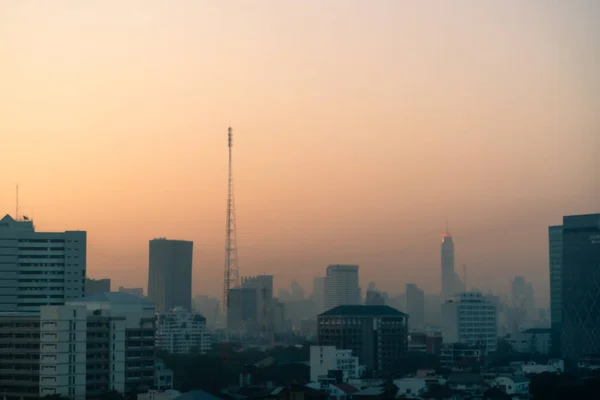 明天早上天气好的时候 背景城市的曼谷 — 图库照片