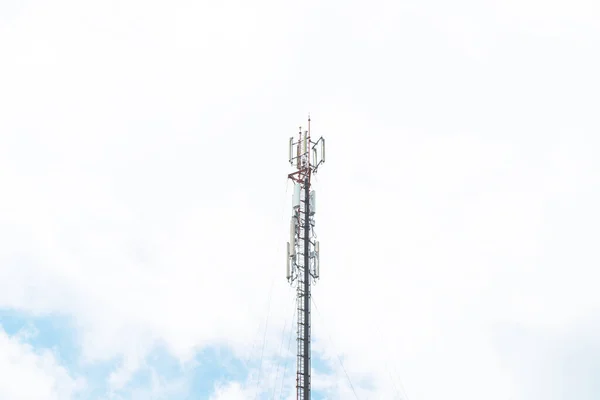 Τηλεπικοινωνιακό Κατάρτι Κεραίες Τηλεόρασης Απόγευμα Στο Λόφο Μπλε Ουρανό Σύννεφο — Φωτογραφία Αρχείου