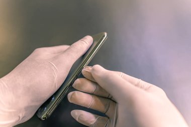 Adamın eli lastik korumalı, personelin SIM kartı değiştirmesi müşterilerin alabileceği bir mağazada seyahat simülasyonu satması, Coronavirus enfeksiyonunu önlemek için 4K ölçü - 19.