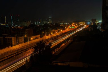 Bangkok 'ta Bangkok' un merkez iş bölgesinde Sathorn Yolu 'nda ışıklı yollar var. Gün batımında Bangkok