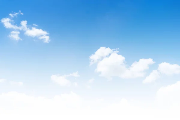 Cielo Blu Con Nuvole Bianche Immagine Stock