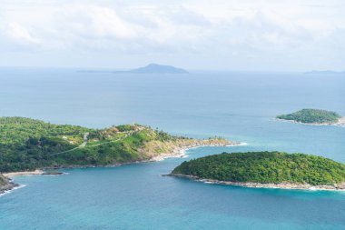 Kara Kaya Varış Noktası Gün batımı bakış açısı Yağmurlu mevsimde phuket thailand