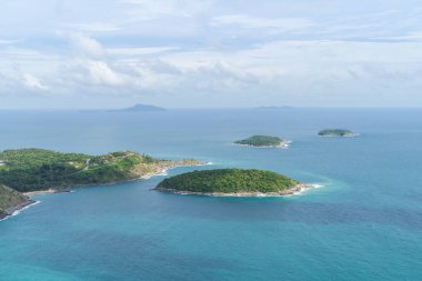 Kara Kaya Varış Noktası Gün batımı bakış açısı Yağmurlu mevsimde phuket thailand
