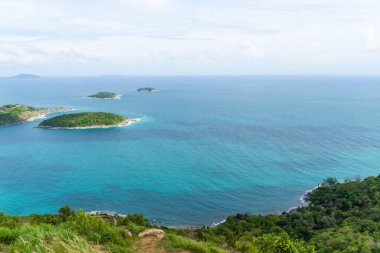 Kara Kaya Varış Noktası Gün batımı bakış açısı Yağmurlu mevsimde phuket thailand