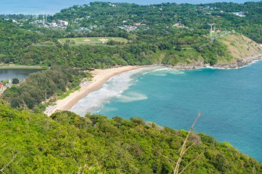 Kara Kaya Varış Noktası Gün batımı bakış açısı Yağmurlu mevsimde phuket thailand