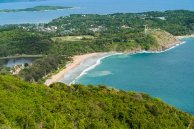 Kara Kaya Varış Noktası Gün batımı bakış açısı Yağmurlu mevsimde phuket thailand