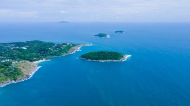 Hava manzaralı, drone 'lu, siyah kaya manzaralı gün batımı manzaralı phuket thailand yağmurlu mevsimde