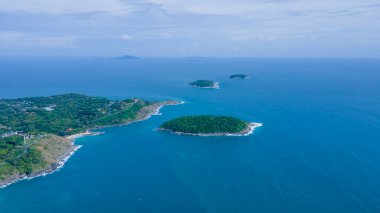 Hava manzaralı, drone 'lu, siyah kaya manzaralı gün batımı manzaralı phuket thailand yağmurlu mevsimde