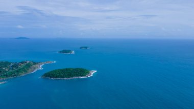 Hava manzaralı, drone 'lu, siyah kaya manzaralı gün batımı manzaralı phuket thailand yağmurlu mevsimde