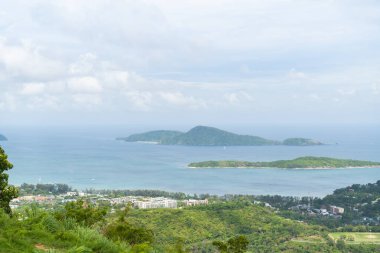 Kara Kaya Varış Noktası Gün batımı bakış açısı Yağmurlu mevsimde phuket thailand