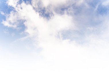 Mavi gökyüzü arkaplanı ve beyaz bulutlar Phuket Tayland 'da yumuşak odak noktası.