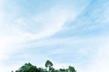 Mavi gökyüzü arkaplanı ve beyaz bulutlar Phuket Tayland 'da yumuşak odak noktası.