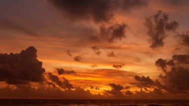 Günbatımı gökyüzü arkaplanı ve Phuket Tayland 'da beyaz bulutlar yumuşak odak noktası.