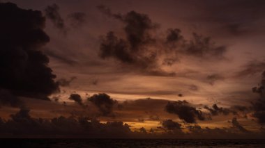 Günbatımı gökyüzü arkaplanı ve Phuket Tayland 'da beyaz bulutlar yumuşak odak noktası.