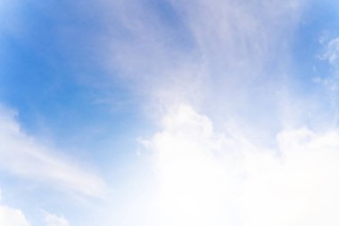 Mavi gökyüzü arkaplanı ve beyaz bulutlar Phuket Tayland 'da yumuşak odak noktası.